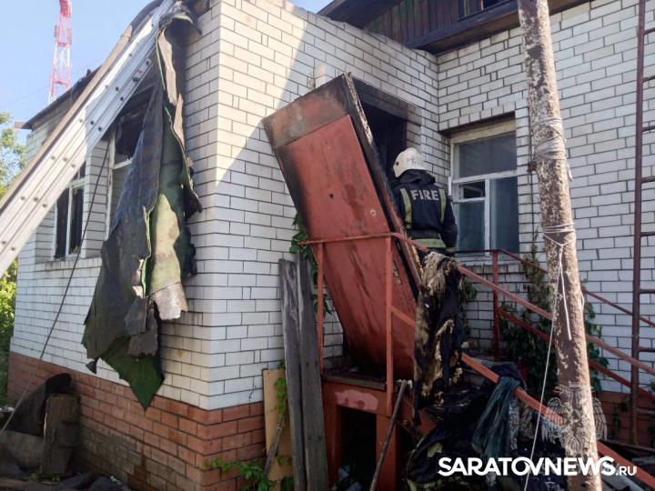 В Балашове пожарные спасли из горящего дома мужчину и девушку В Балашове пожарные спасли из горящего дома мужчину и девушку