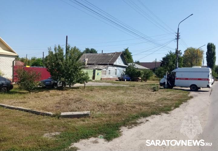 В Балашове пожарные спасли из горящего дома мужчину и девушку В Балашове пожарные спасли из горящего дома мужчину и девушку