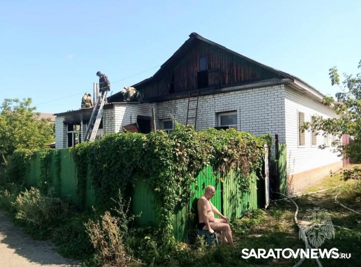 В Балашове пожарные спасли из горящего дома мужчину и девушку В Балашове пожарные спасли из горящего дома мужчину и девушку