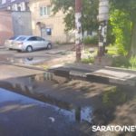 На проспекте 50 лет Октября в Саратове неделю течет вода из колодца На проспекте 50 лет Октября в Саратове неделю течет вода из колодца