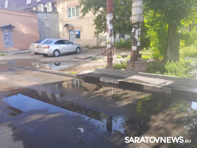 На проспекте 50 лет Октября в Саратове неделю течет вода из колодца На проспекте 50 лет Октября в Саратове неделю течет вода из колодца