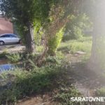 На проспекте 50 лет Октября в Саратове неделю течет вода из колодца На проспекте 50 лет Октября в Саратове неделю течет вода из колодца