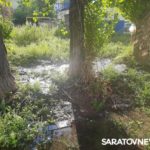 На проспекте 50 лет Октября в Саратове неделю течет вода из колодца На проспекте 50 лет Октября в Саратове неделю течет вода из колодца
