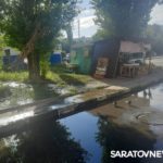 На проспекте 50 лет Октября в Саратове неделю течет вода из колодца На проспекте 50 лет Октября в Саратове неделю течет вода из колодца