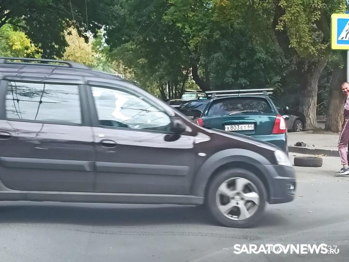 Две иномарки создали затор на Университетской в Саратове Две иномарки создали затор на Университетской в Саратове