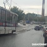 Две иномарки заблокировали движение трамваев № 11 в Саратове