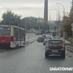 Две иномарки заблокировали движение трамваев № 11 в Саратове