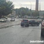 Две иномарки заблокировали движение трамваев № 11 в Саратове
