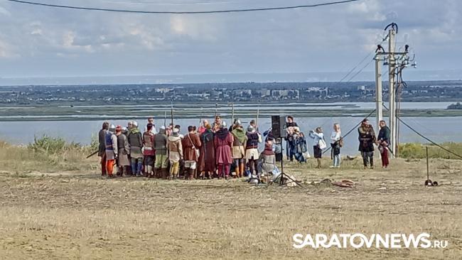 Укек: саратовцы ходили на ходулях, гадали на костях и вели раскопки древнего города Укек: саратовцы ходили на ходулях, гадали на костях и вели раскопки древнего города