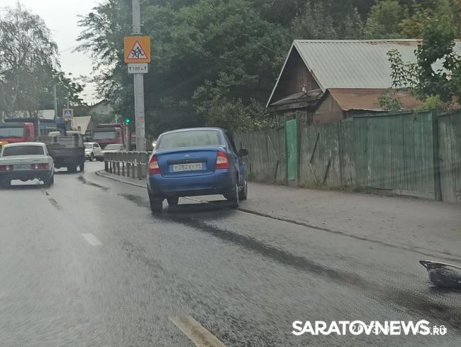 На Стрелке в Саратове Ford влетел в столб На Стрелке в Саратове Ford влетел в столб
