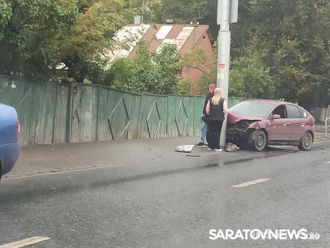 На Стрелке в Саратове Ford влетел в столб На Стрелке в Саратове Ford влетел в столб