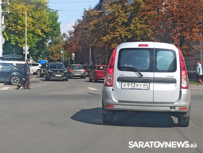 ДТП у стадиона «Локомотив» в Саратове парализовало Аткарскую ДТП у стадиона «Локомотив» в Саратове парализовало Аткарскую