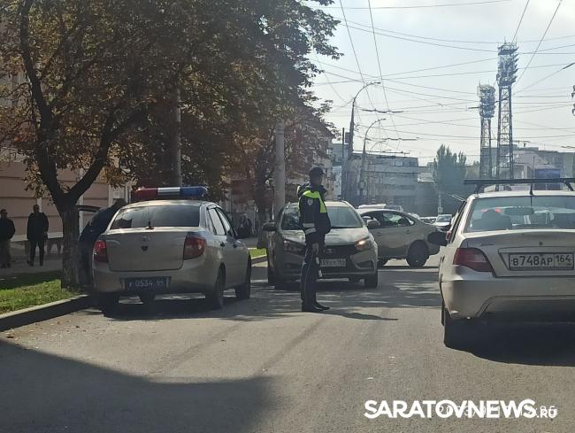 ДТП у стадиона «Локомотив» в Саратове парализовало Аткарскую ДТП у стадиона «Локомотив» в Саратове парализовало Аткарскую