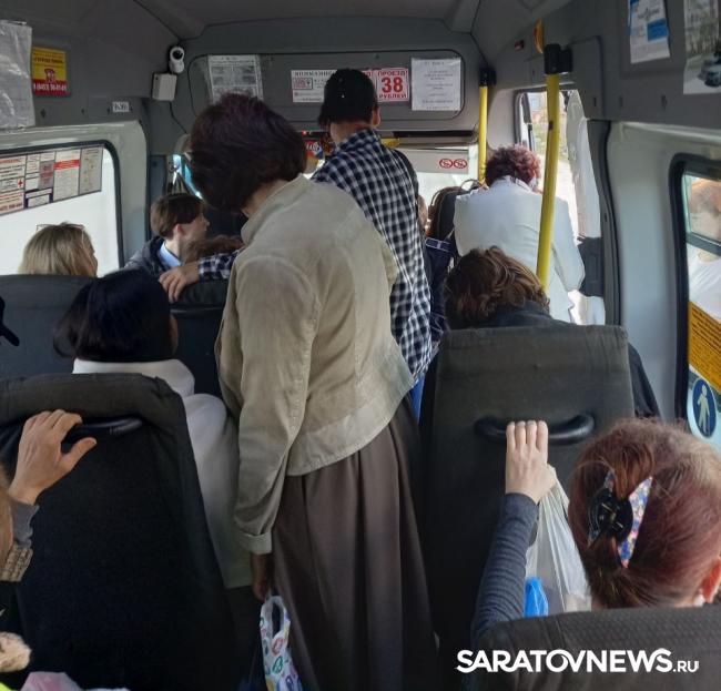 В Энгельсе водители маршруток жертвуют пассажирами ради терминала оплаты В Энгельсе водители маршруток жертвуют пассажирами ради терминала оплаты