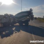 У поворота на Ершов столкнулись грузовик и бетономешалка: пострадал мужчина У поворота на Ершов столкнулись грузовик и бетономешалка: пострадал мужчина