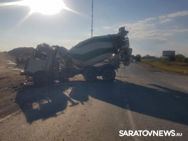 У поворота на Ершов столкнулись грузовик и бетономешалка: пострадал мужчина У поворота на Ершов столкнулись грузовик и бетономешалка: пострадал мужчина