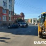 В Саратове на улице Радищева машина провалилась в яму на дороге