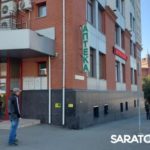 В Саратове на улице Радищева машина провалилась в яму на дороге