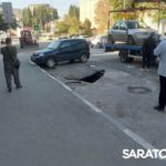 В Саратове на улице Радищева машина провалилась в яму на дороге