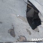 В Саратове на улице Радищева машина провалилась в яму на дороге