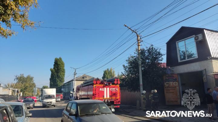 На Танкистов в Саратове горит двухэтажный дом На Танкистов в Саратове горит двухэтажный дом