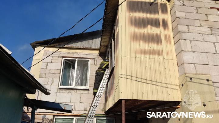 На Танкистов в Саратове горит двухэтажный дом На Танкистов в Саратове горит двухэтажный дом