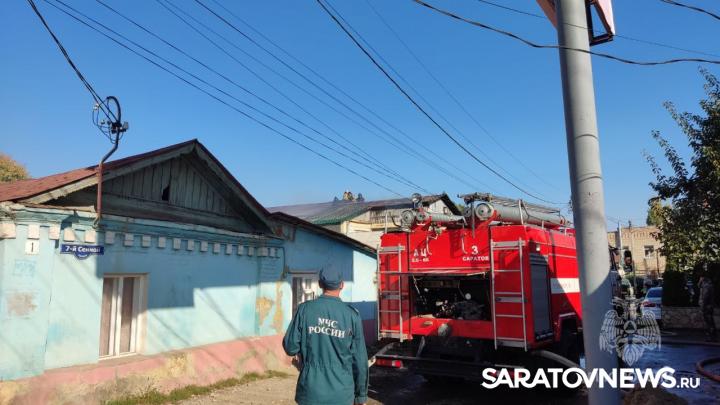 На Танкистов в Саратове горит двухэтажный дом На Танкистов в Саратове горит двухэтажный дом