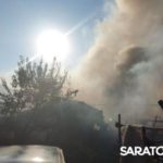 У Славянской площади в Саратове горят сараи