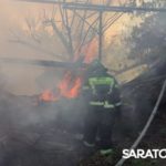 У Славянской площади в Саратове горят сараи