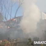 У Славянской площади в Саратове горят сараи