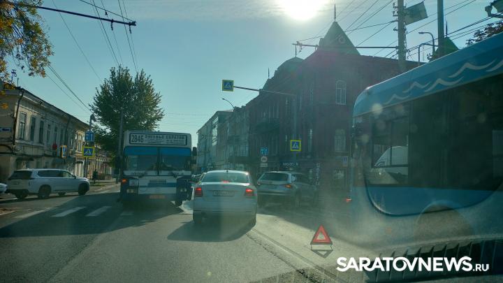 В Саратове встали троллейбусы из-за аварии энгельсского автобуса В Саратове встали троллейбусы из-за аварии энгельсского автобуса