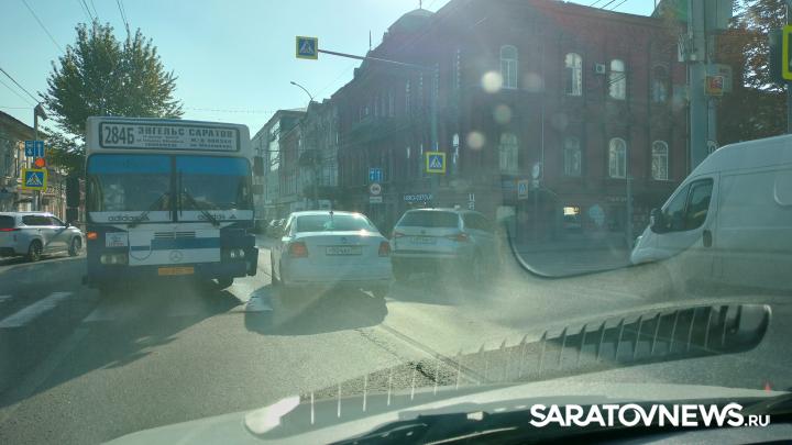 В Саратове встали троллейбусы из-за аварии энгельсского автобуса В Саратове встали троллейбусы из-за аварии энгельсского автобуса