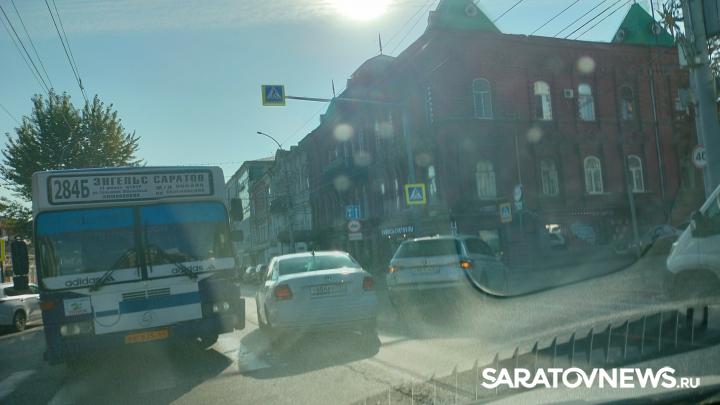 В Саратове встали троллейбусы из-за аварии энгельсского автобуса В Саратове встали троллейбусы из-за аварии энгельсского автобуса