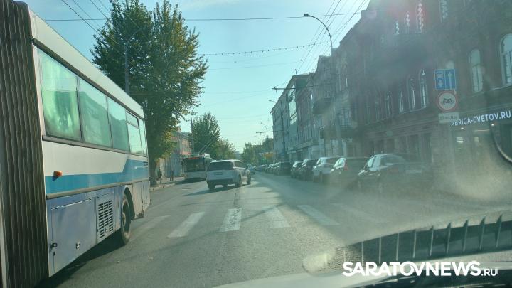 В Саратове встали троллейбусы из-за аварии энгельсского автобуса В Саратове встали троллейбусы из-за аварии энгельсского автобуса