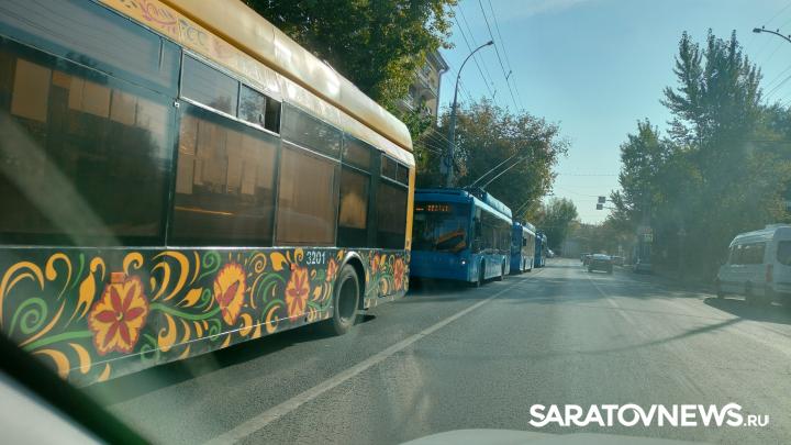 В Саратове встали троллейбусы из-за аварии энгельсского автобуса В Саратове встали троллейбусы из-за аварии энгельсского автобуса