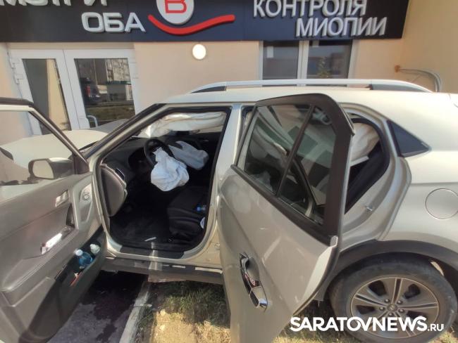 В Юбилейном иномарка въехала в здание глазной клиники В Юбилейном иномарка въехала в здание глазной клиники