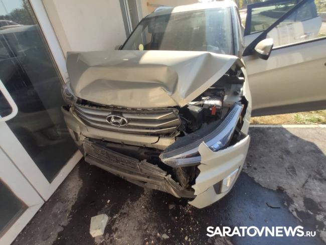 В Юбилейном иномарка въехала в здание глазной клиники В Юбилейном иномарка въехала в здание глазной клиники