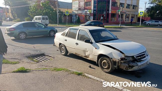 В Энгельсе на перекрестке столкнулись два автомобиля В Энгельсе на перекрестке столкнулись два автомобиля