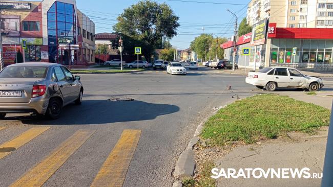 В Энгельсе на перекрестке столкнулись два автомобиля В Энгельсе на перекрестке столкнулись два автомобиля
