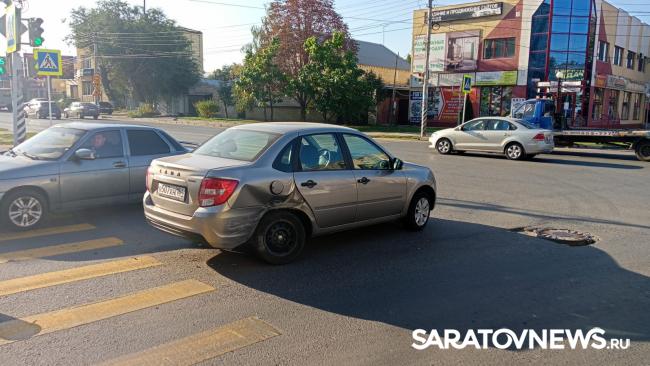 В Энгельсе на перекрестке столкнулись два автомобиля В Энгельсе на перекрестке столкнулись два автомобиля