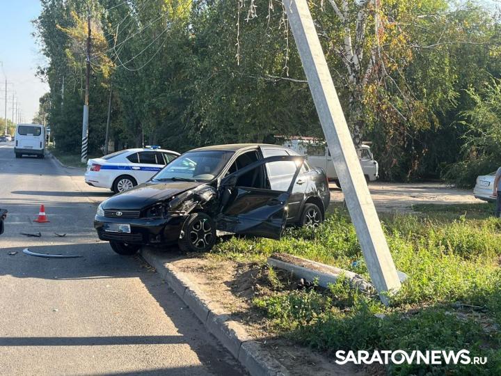В Энгельсе китайский авто перевернулся после столкновения с «Калиной» В Энгельсе китайский авто перевернулся после столкновения с «Калиной»