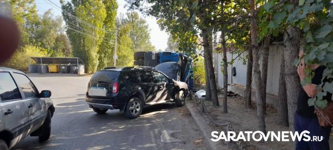 В Саратове перевернулся мусоровоз: двое в больнице В Саратове перевернулся мусоровоз: двое в больнице