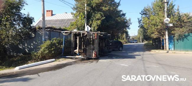 В Саратове перевернулся мусоровоз: двое в больнице В Саратове перевернулся мусоровоз: двое в больнице
