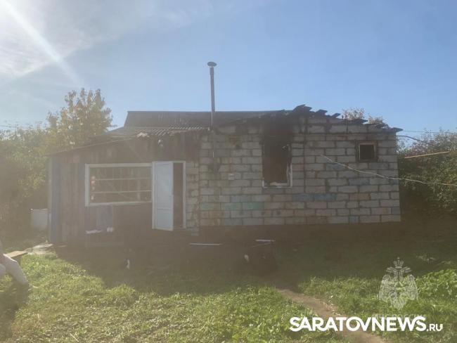 В саратовском поселке из-за замыкания проводки горел дом В саратовском поселке из-за замыкания проводки горел дом