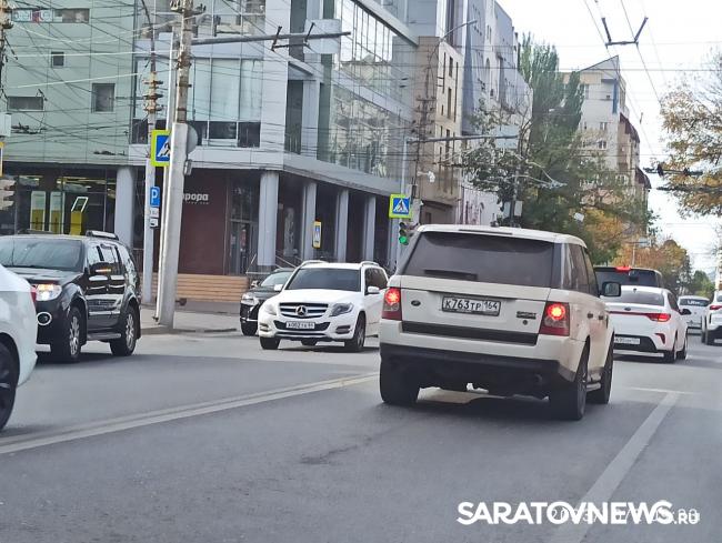 Mercedes и «Лада» создали пробку на Чапаева в Саратове Mercedes и «Лада» создали пробку на Чапаева в Саратове