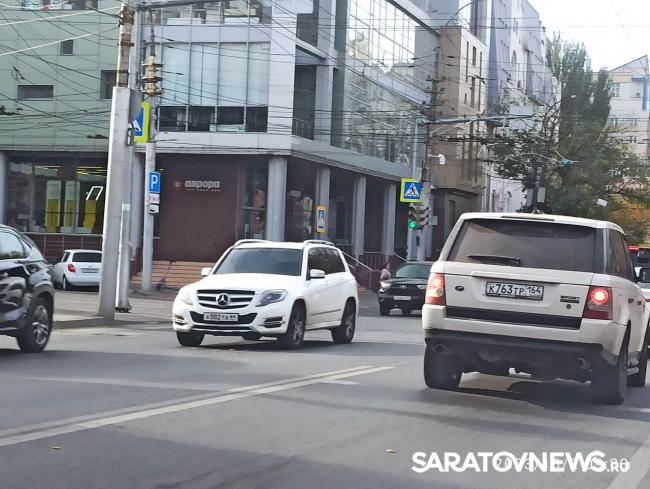 Mercedes и «Лада» создали пробку на Чапаева в Саратове Mercedes и «Лада» создали пробку на Чапаева в Саратове