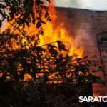 В Саратове горит памятник архитектуры на Яблочкова | ВИДЕО