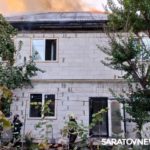 Два дома горят на Посадского в Саратове