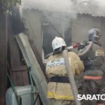 Три частных дома горят в 1-м Пугачевском поселке Саратова Три частных дома горят в 1-м Пугачевском поселке Саратова