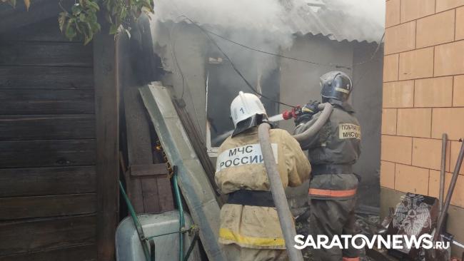Три частных дома горят в 1-м Пугачевском поселке Саратова Три частных дома горят в 1-м Пугачевском поселке Саратова